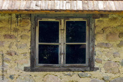 Obraz na płótnie Window in the wall of a stone house in the village w salonie