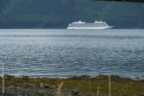 Obraz na płótnie Luxury cruiseship cruise ship liner Orion and kayaks boat in Hoonah Icy Strait Point Bay, Alaska with low hanging clouds and nature landscape scenery w salonie