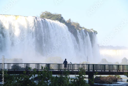 silhueta de homem em frente às cataratas do iguaçu, em foz do iguaçu, paraná 