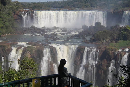 mulher em frente às cataratas do iguaçu, foz do iguaçu, paraná 