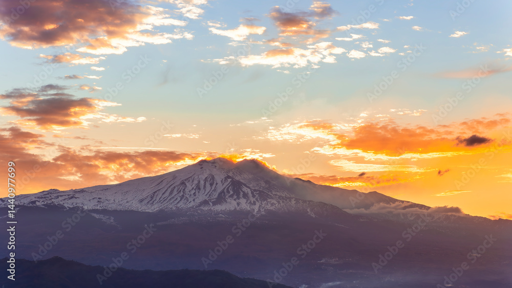 Obraz premium beautiful mountain sunset or sunrise with majestic mountaoin with white snow peak and beautiful cloudy sky on background