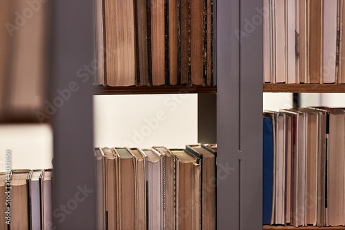 Obraz na płótnie Many book shelves in a library w salonie