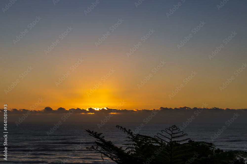 Obraz premium Beautiful sunset on the west coast of the South Island, New Zealand