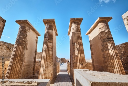 Foto Saqqara, Egypt - January 2, 2024: Entrance gate to the the Saqqara necropolis, archaeological and historical site