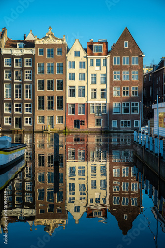 Εκτύπωση καμβά Les maisons dansantes dans la ville de Amsterdam au Pays-Bas