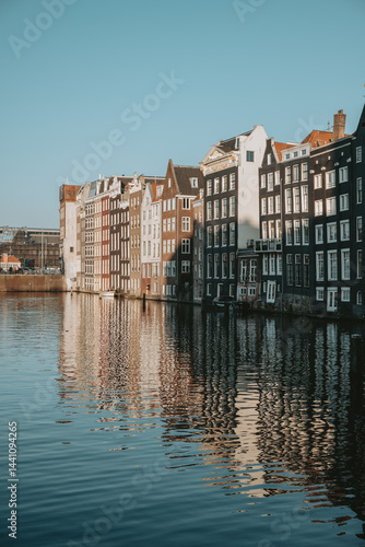 Φωτογραφία Les maisons dansantes dans la ville de Amsterdam au Pays-Bas