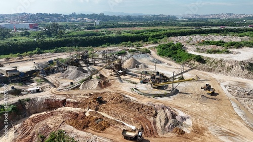 Obraz na plátně Equipamentos industriais pesados em operação em uma planta de extração de minérios, com correias transportadoras, trituradores e esteiras rolantes