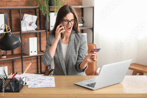 Young businesswoman with cr...