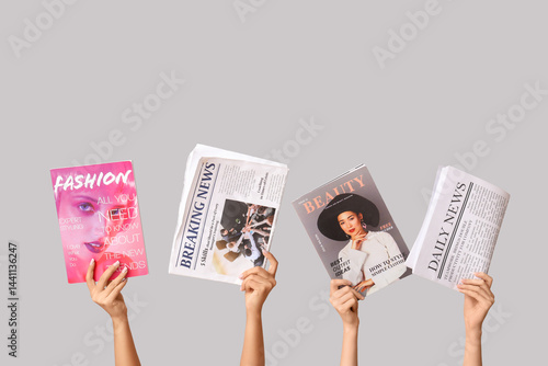 Obraz na płótnie Female hands with different magazines and newspapers on grey background w salonie
