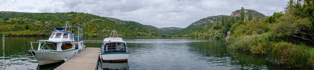 Fototapeta premium Nationalpark Krka, Ausflugsboote, Kroatien