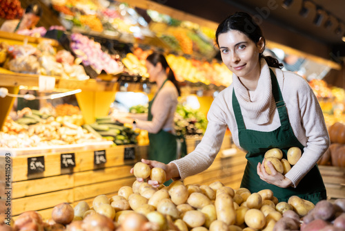 Canvas Print Female employee informs about arrival of ripe potato, advertises product