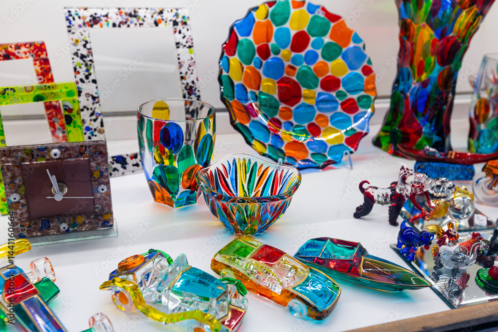 Obraz premium Colorful souvenirs from famous Murano glass on showcase of gift shop in Venice..