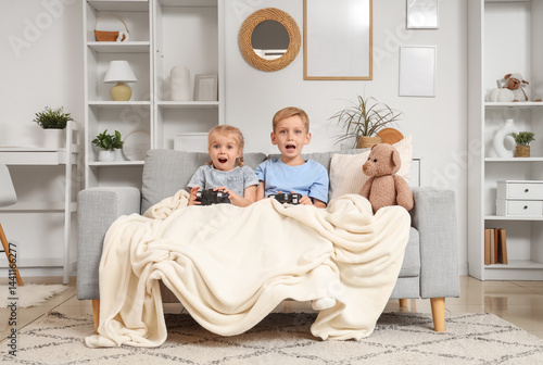 Little kids playing video g...