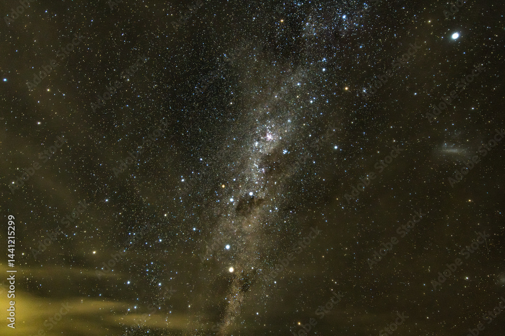 Obraz premium Stargazing at the night sky and milky way with clouds