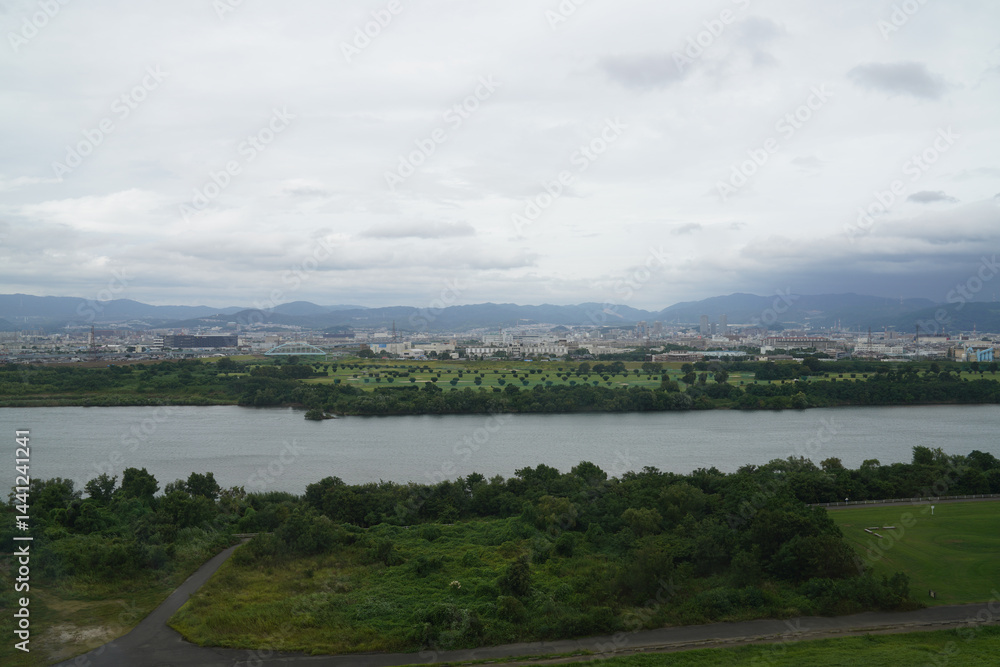 Obraz premium 枚方の高層住宅から見た淀川越しの高槻市街