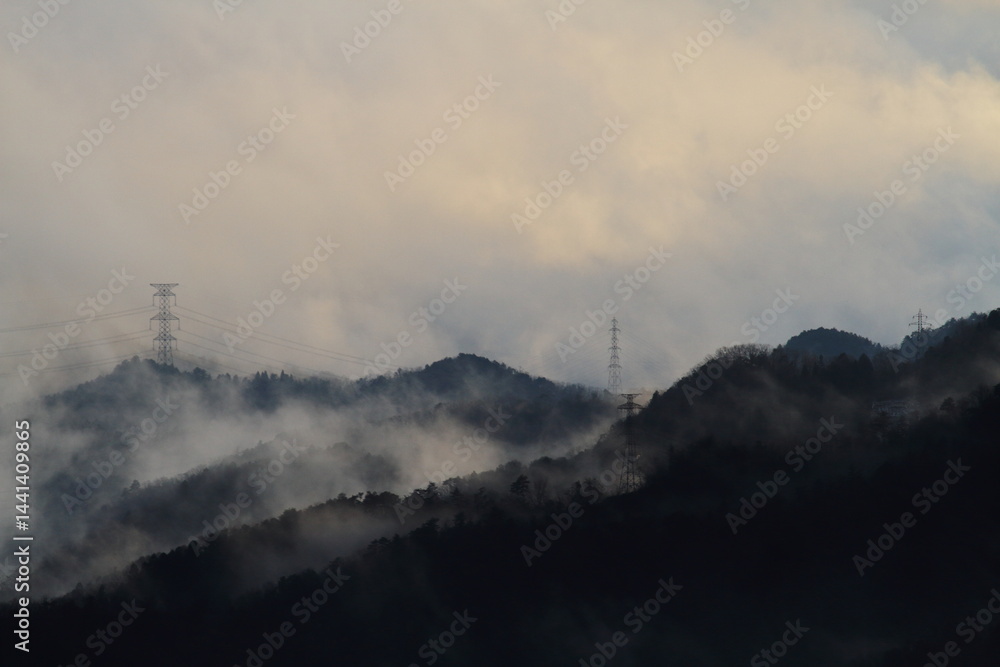 Fototapeta premium 雲に覆われる山