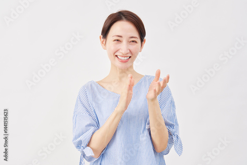 Wallpaper Mural 女性　ミドルエイジ　拍手　白背景 Torontodigital.ca