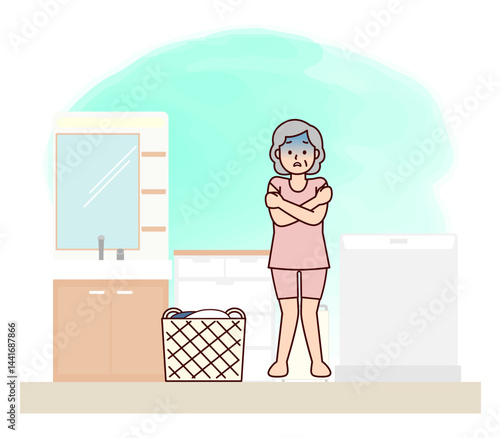 寒い脱衣所で震える高齢女性