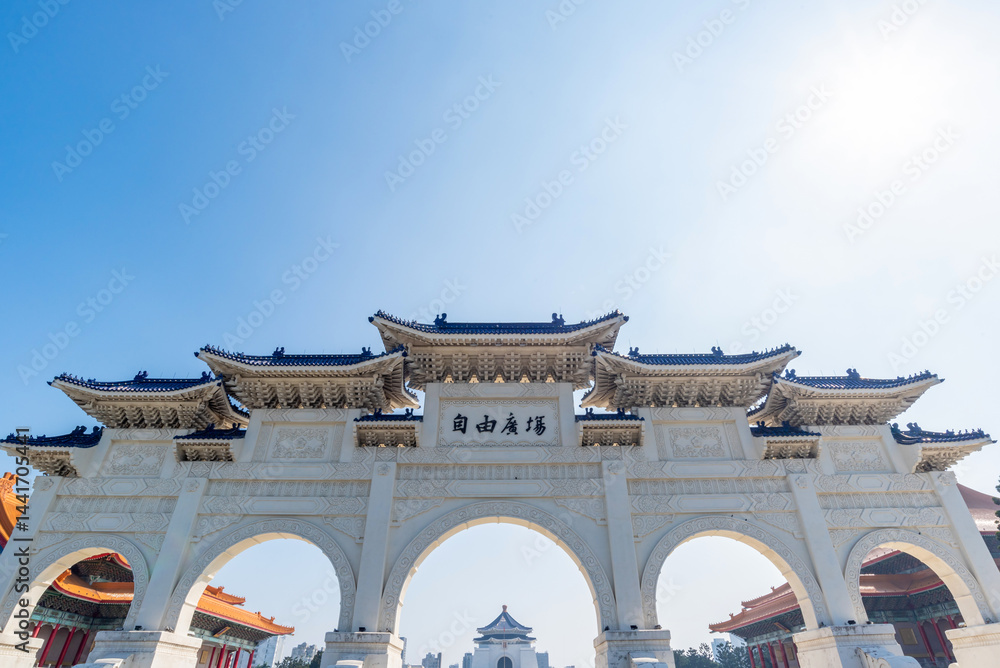 Obraz premium The main gate of National Chiang Kai-shek (CKS) Memorial Hall, the landmark for tourist attraction in Taiwan. st hand holding smartphone while taking a photograph of jiufen Culture Village Taipei, 