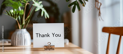 Obraz na płótnie Casual Gratitude: Simple note saying “thank you” placed beside on the table w salonie