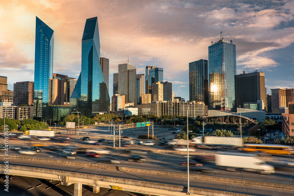 Naklejka premium Dallas Texas downtown urban skyline and freeway