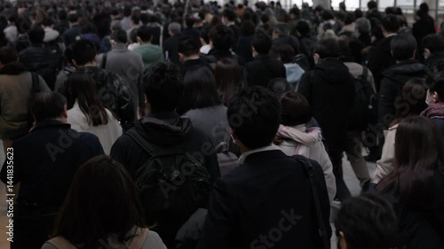 朝の通勤するビジネスマンたちの後ろ姿のスローモーション　東京