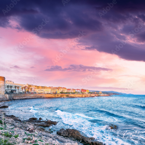 Obraz na płótnie Amazing evening cityscape of historical part of Alghero town. w salonie