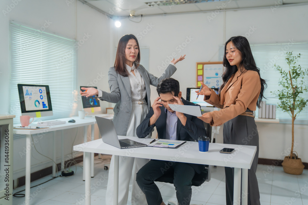 Obraz premium Two businesswomen arguing and disagreeing with a businessman about project results, gesturing with hands and raising voice, during an office meeting