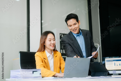 Papier peint Kind leader executive manager share and discuss business solutions plan ideas on