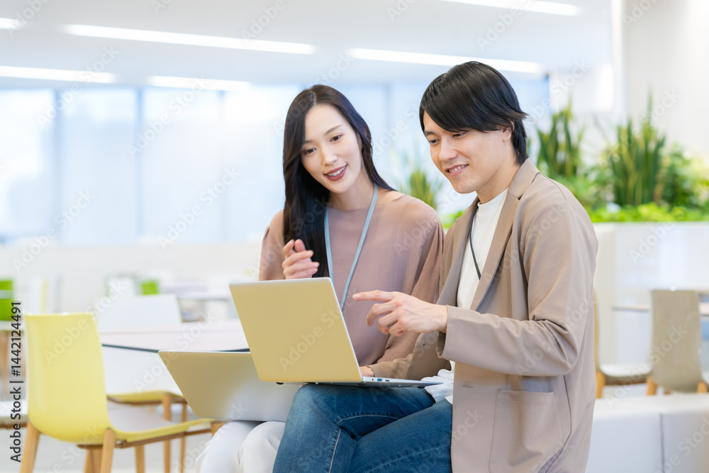 オフィスで会議をする男女のエンジニア 撮影協力:学校法人電波学園 東京電子専門学校 オフィスで会議をする男女のエンジニア 撮影協力:学校法人電波学園 東京電子専門学校