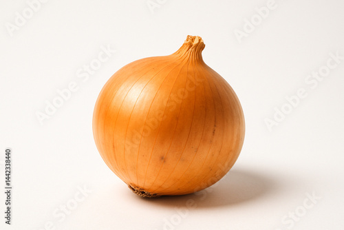 野菜：玉ねぎ 皮付き１個 白背景