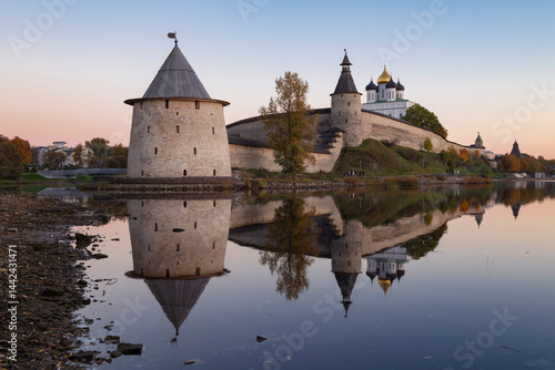 Obraz na płótnie View of the ancient Pskov Kremlin (Krom) on October twilight w salonie