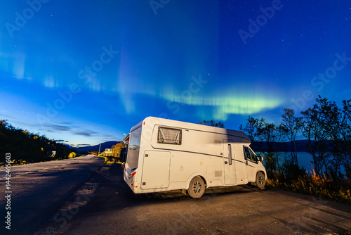 Obraz na płótnie Motorhome and northern lights in Kiruna, Sweden. w salonie
