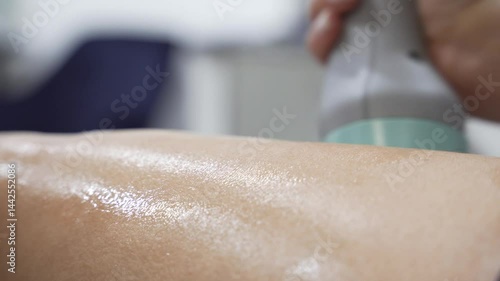 Wallpaper Mural Cryolipolysis fat treatment procedure in the modern cosmetology clinic. Non surgical liposuction to young woman leg. Beauty concept. Torontodigital.ca