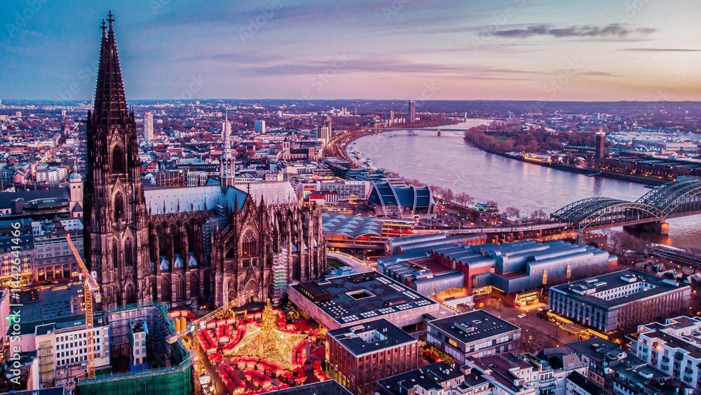 Φωτογραφία Enchanting aerial view of Cologne Christmas market beside the Rhine River at twi
