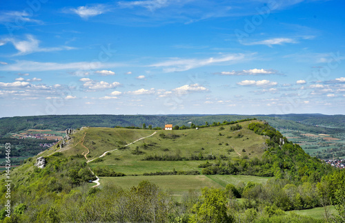 Blick auf die Kapelle auf dem Walberla in Franken