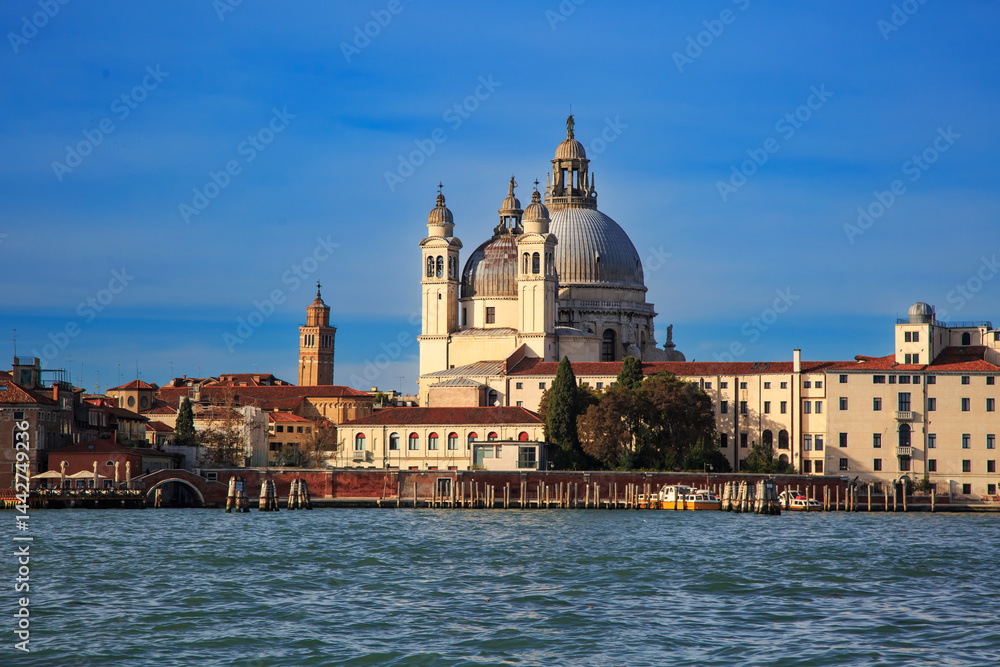 Fototapeta premium Basilica di Santa Maria della Salute on the Grand Canal, Venice