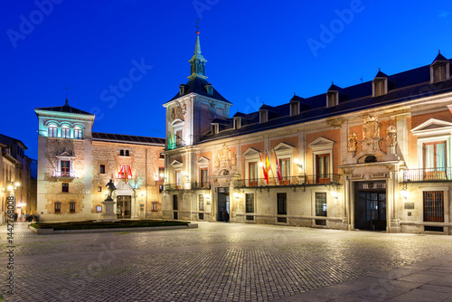 Obraz na płótnie Plaza de la Villa square at night, Madrid, Spain w salonie
