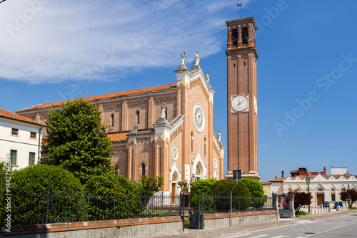 Obraz na płótnie Church of Saint Peter the Apostle standing tall in Piombino Dese, Italy w salonie