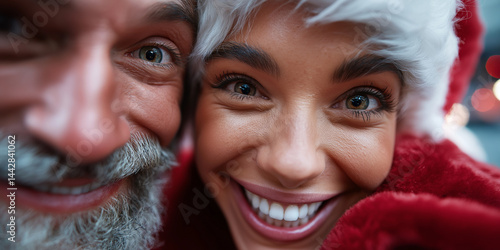 Obraz na płótnie Nahaufnahme eines glücklichen Seniorenpaares mit Weihnachtsmützen und strahlenden Lächeln w salonie