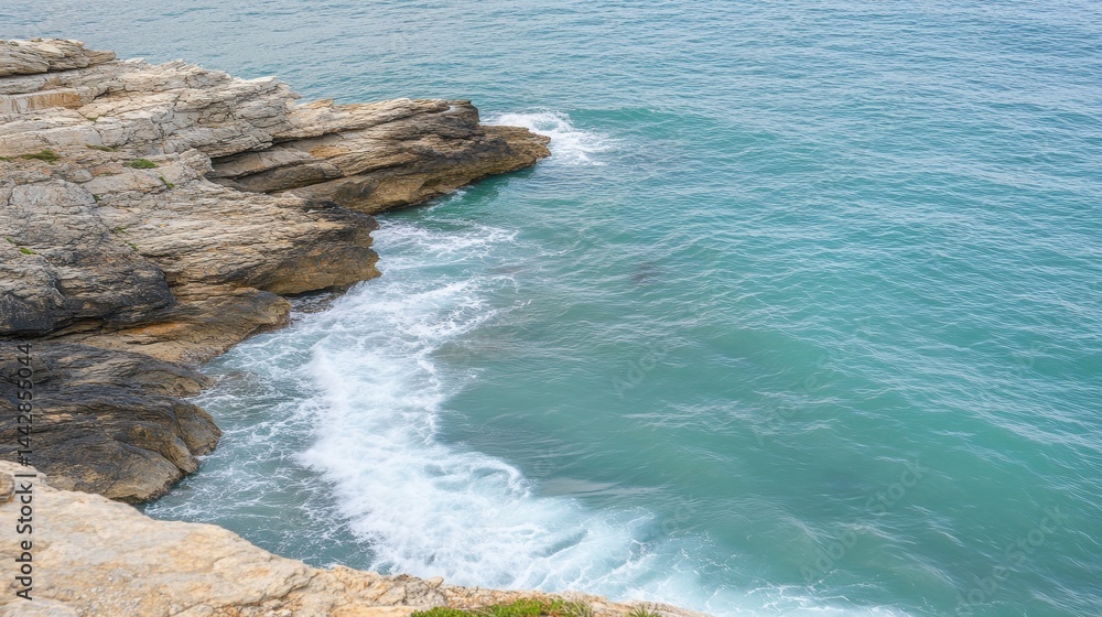 Obraz premium Serene Coastal View with Waves Crashing on Rocky Shoreline