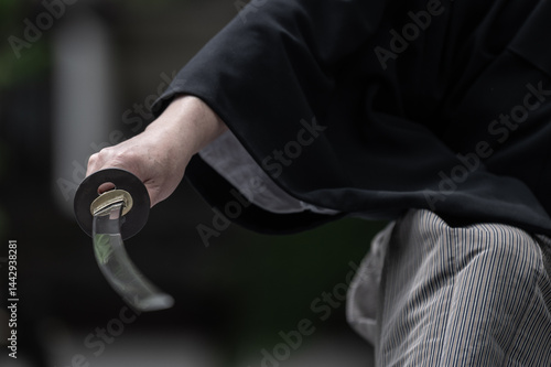 刀を構えた人物