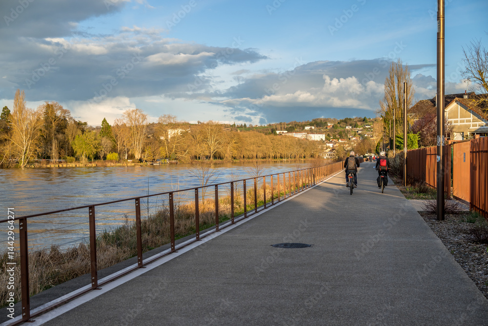 Φωτογραφία Les bords de quai au bord de l'Allier dans la ville de Vichy en Auvergne