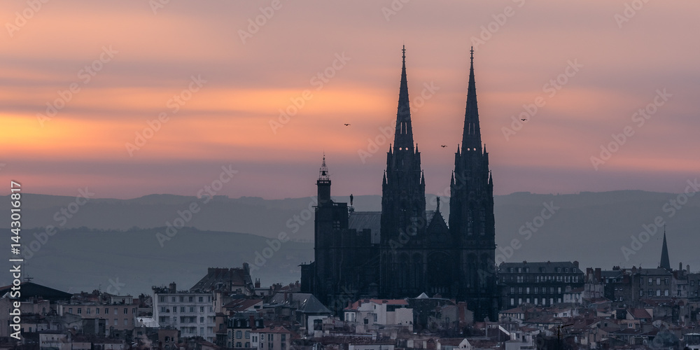Naklejka premium La Cathédrale Notre-Dame de Clermont-Ferrand au coucher de soleil en Auvergne