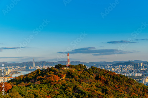 Obraz na płótnie Seoul cityscapes with high rise office buildings and skyscrapers in Seoul city, Republic of Korea in winter blue sky w salonie