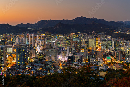 Obraz na płótnie Gold sun risae or sunset of Seoul cityscapes with high rise office buildings and skyscrapers in Seoul city, Republic of Korea in winter season w salonie