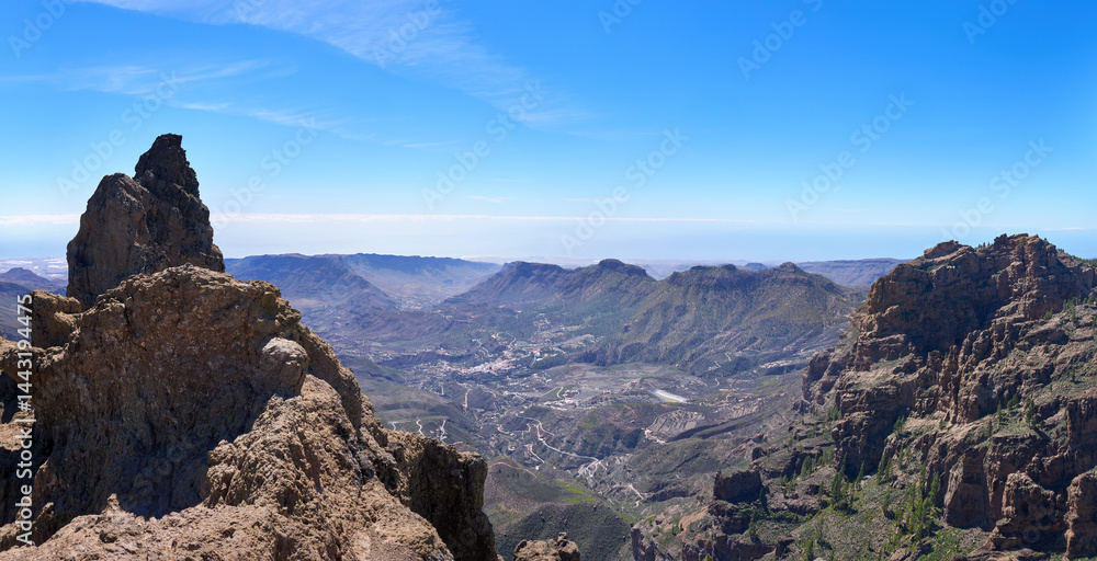 Obraz premium Gran Canaria - Blick vom berühmten Aussichtspunkt Mirador del Pico de los Pozos de las Nieves Richtung Süden über San Bartolomé de Tirajana bis nach Maspalomas