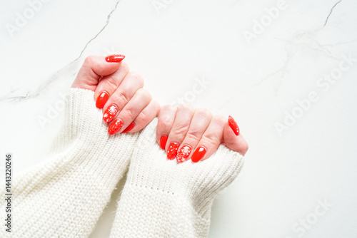 Obraz na płótnie Christmas manicure, Beatiful red nails on white background. w salonie