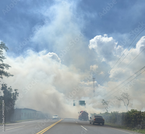 Obraz na płótnie Wildfire near highway road w salonie