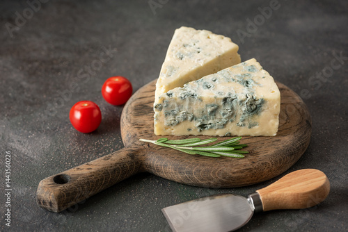 Cuadro en lienzo Blue cheese on dark rustic background, selective focus